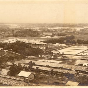 蟾蜍山ヨリ見タル校舍及ビ農場 出處：《臺北高農林學科第一回卒業記念アルバム1928》 出版年：昭和3年 (1928) 典藏：國立臺灣大學圖書館藏